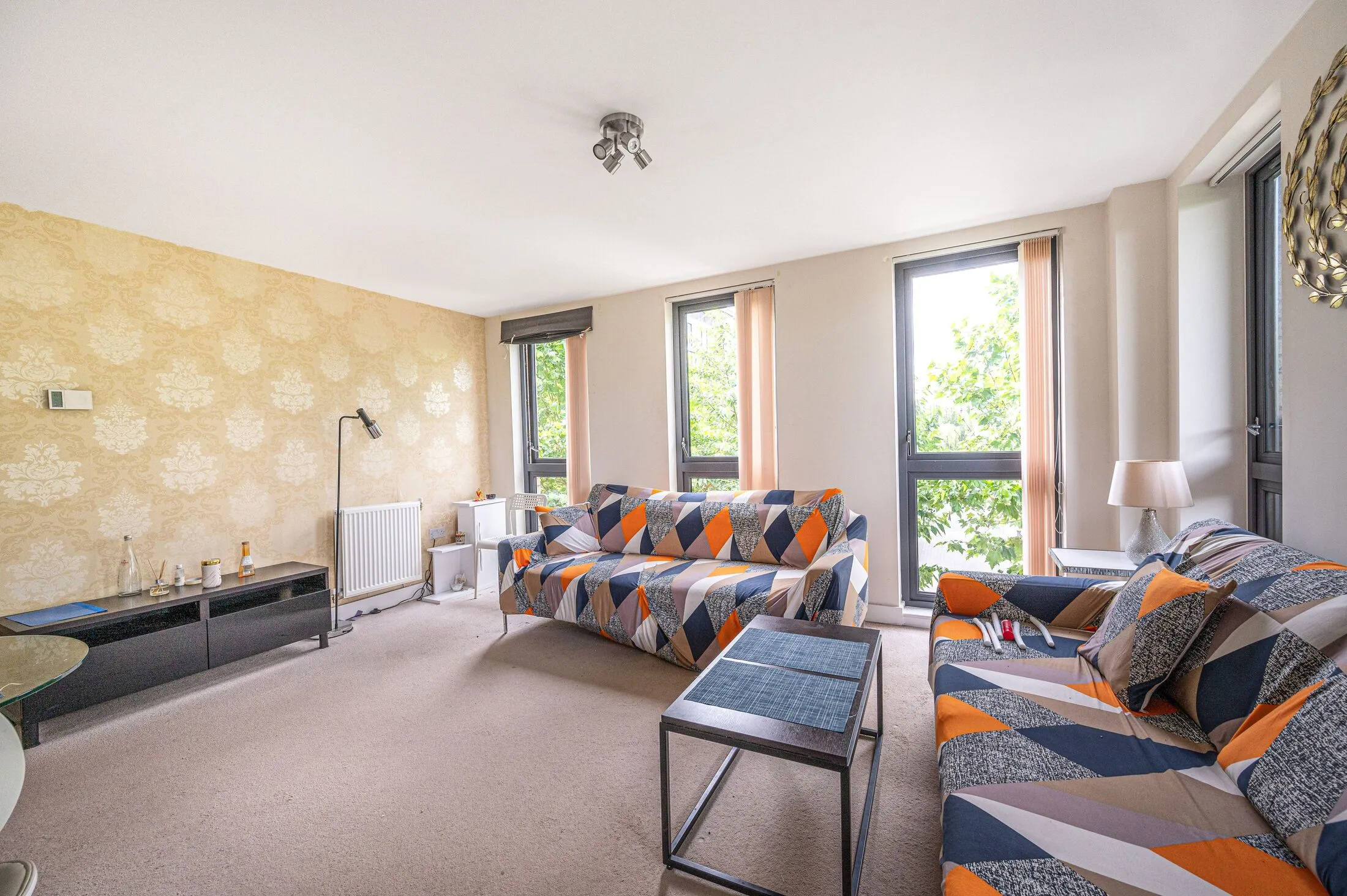 Flat Charcot Road in Greater London