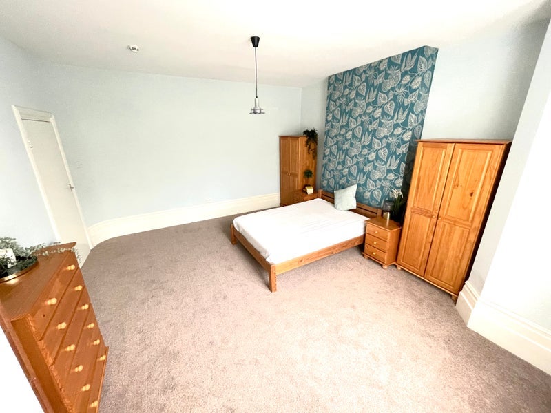 Room Dickenson Road in Greater London