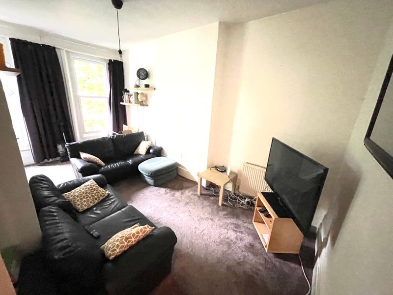 Room Dickenson Road in Greater London