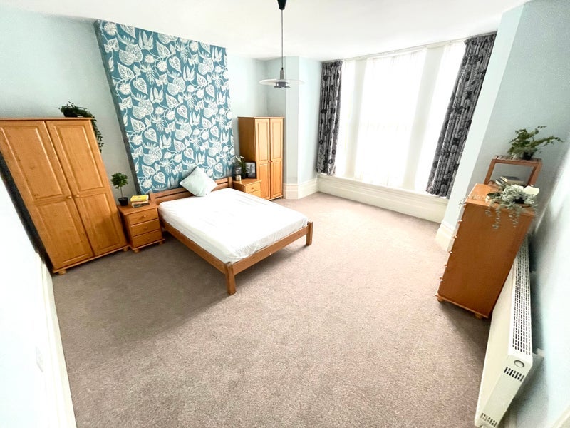 Room Dickenson Road in Greater London