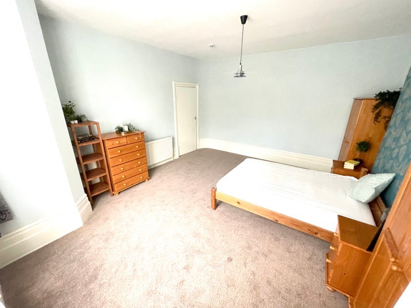 Room Dickenson Road in Greater London