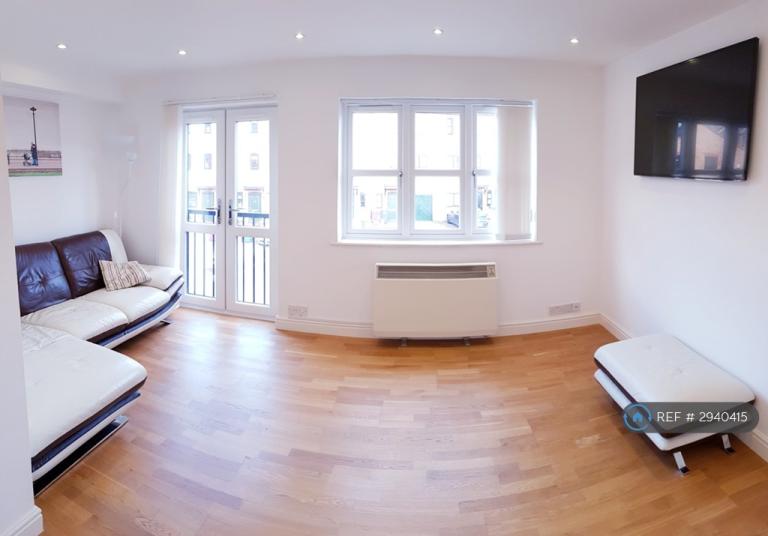 Flat Observatory Mews in Greater London