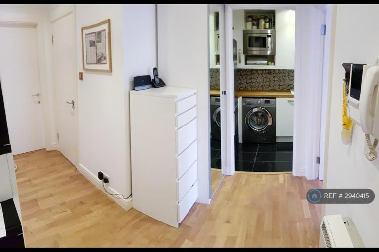 Flat Observatory Mews in Greater London