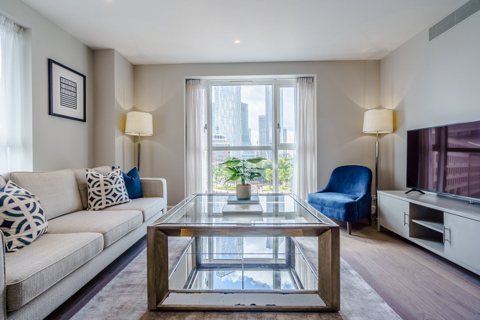 Flat Westferry Circus in Greater London