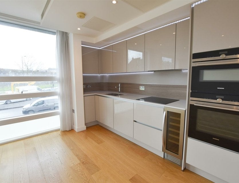 Flat Holland Park Avenue in Greater London