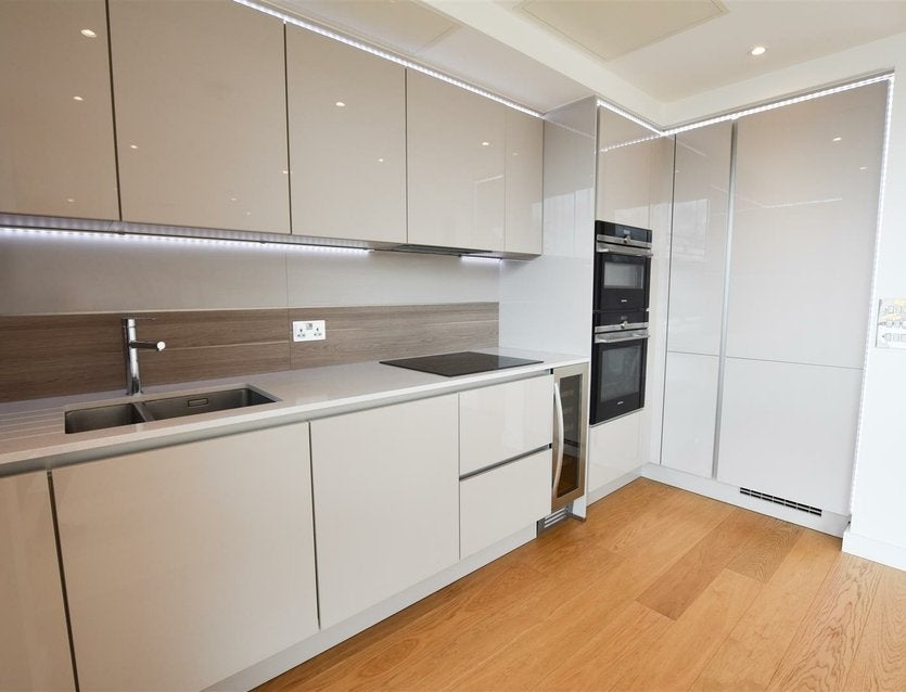 Flat Holland Park Avenue in Greater London