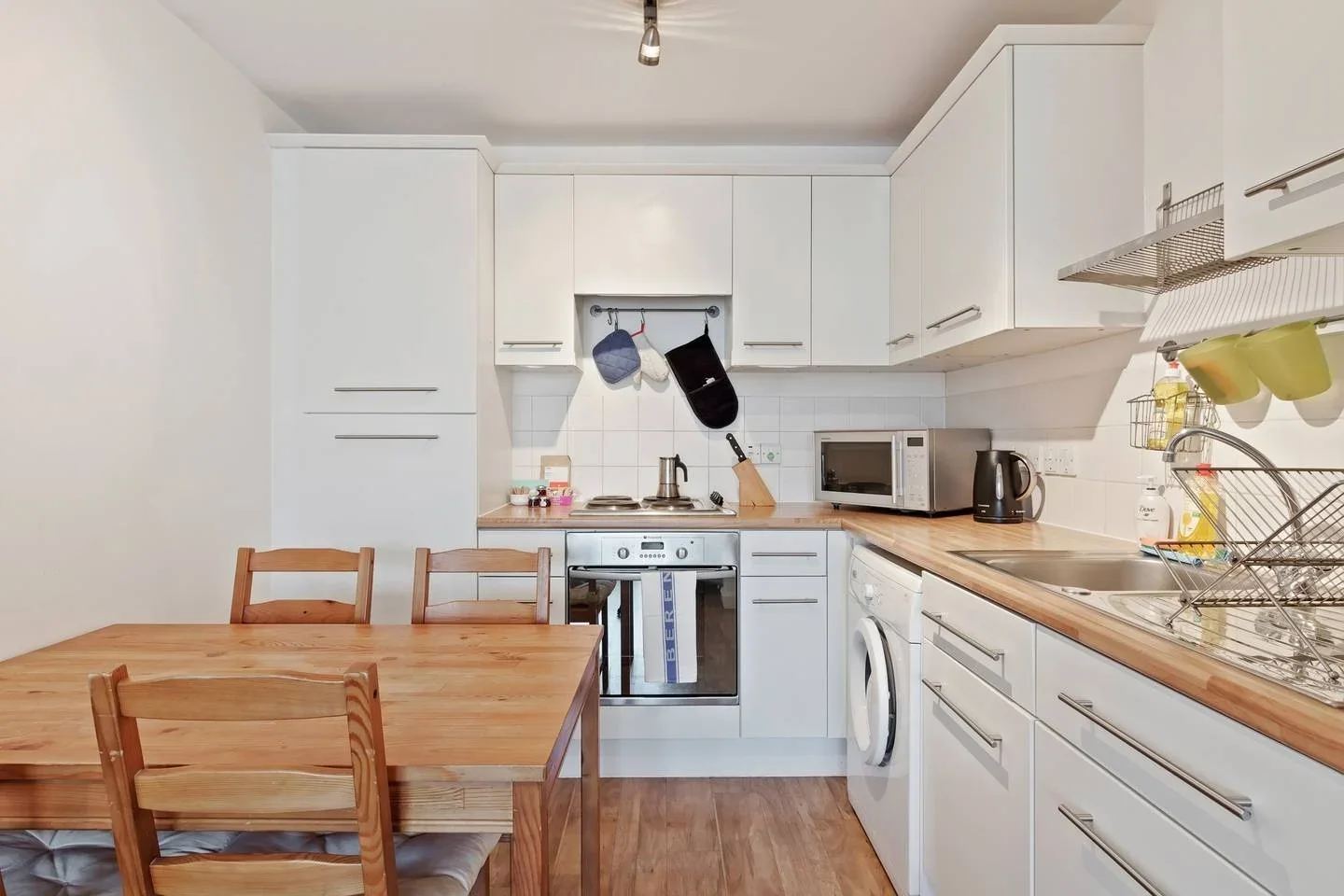 Flat Mackintosh Lane in Greater London