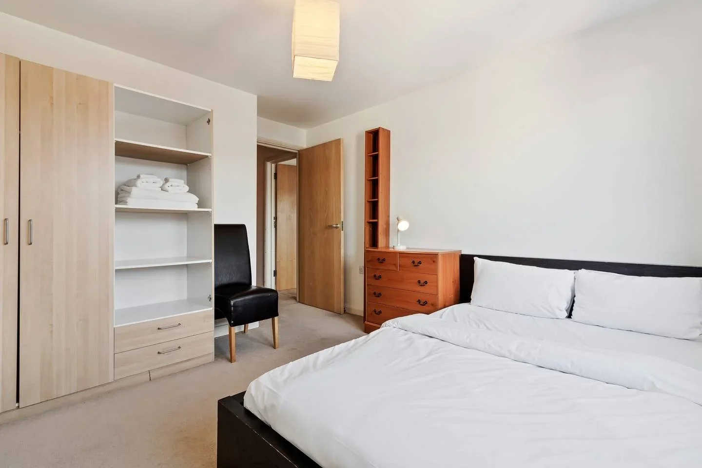Flat Mackintosh Lane in Greater London