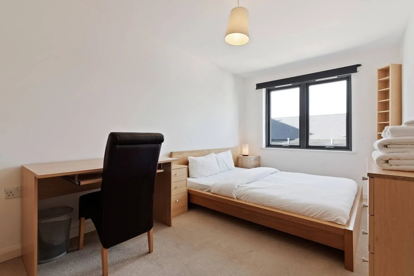 Flat Mackintosh Lane in Greater London