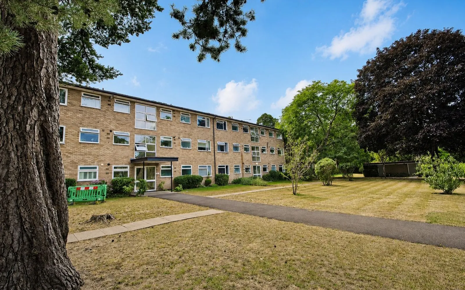 Flat Oatlands Avenue in Elmbridge