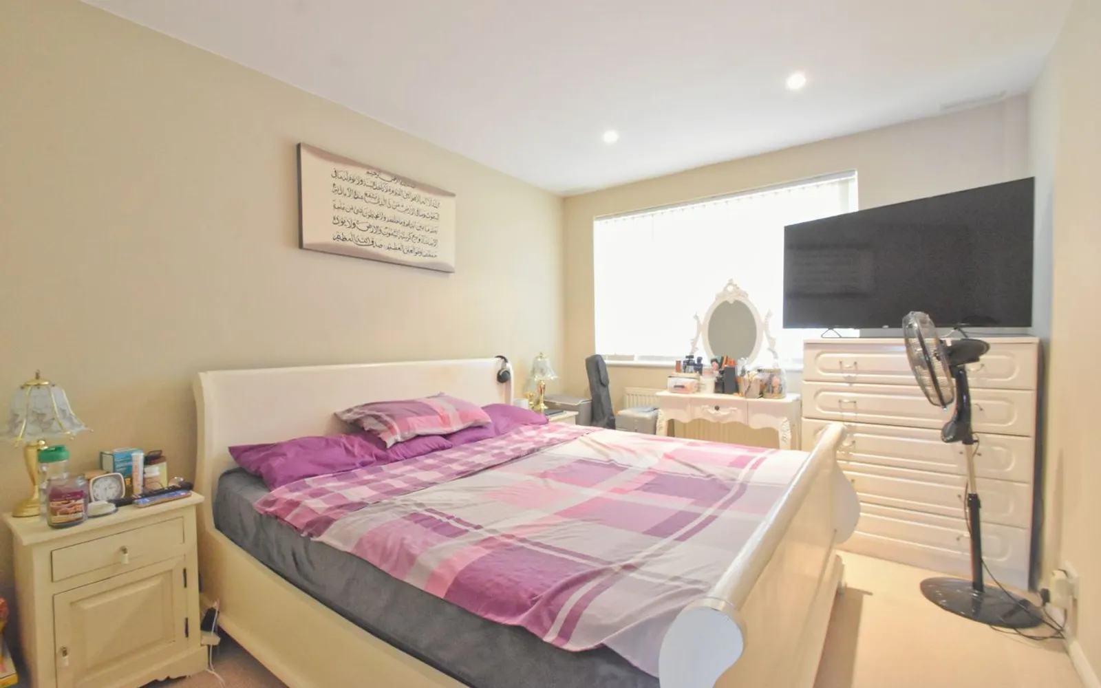 Flat Oatlands Avenue in Elmbridge