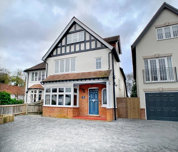 House Portsmouth Road in Elmbridge