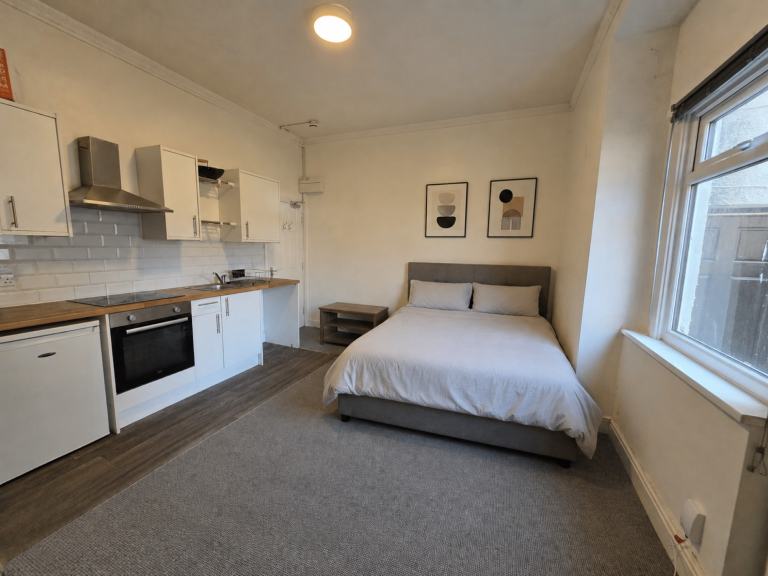 Room Newport Road in Cardiff