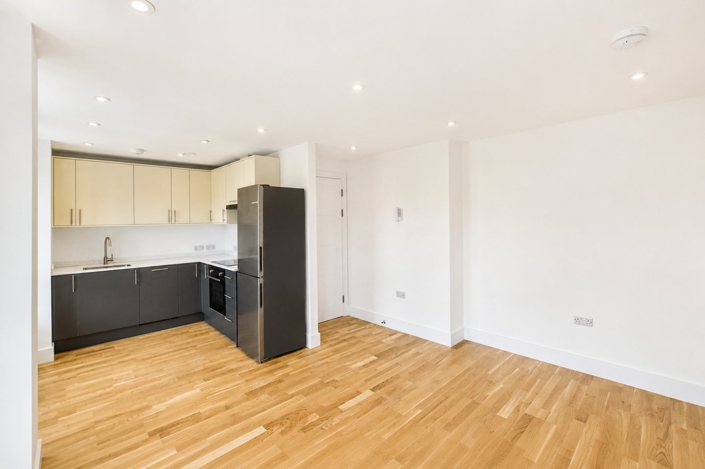 Flat Seven Sisters Road in Greater London