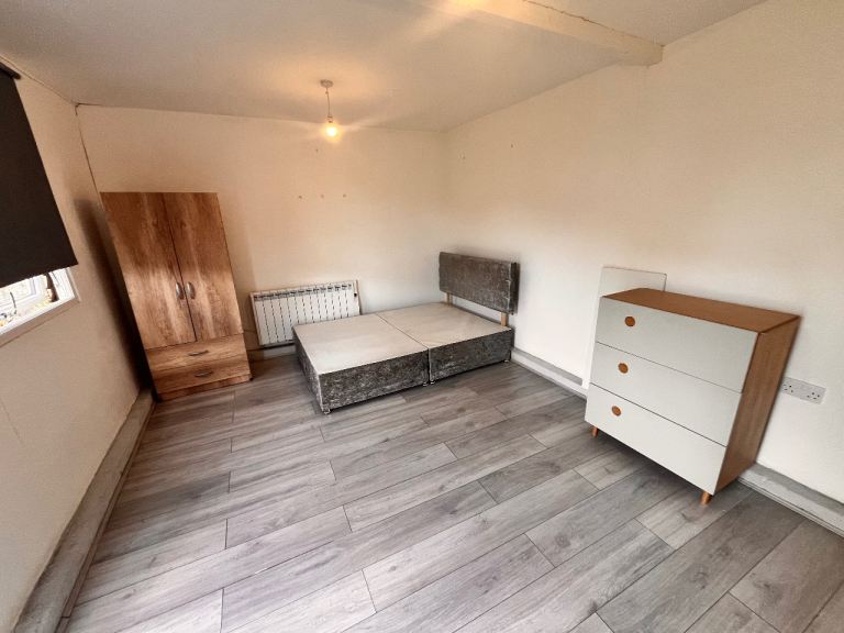 Flat Norbury Hill in Greater London