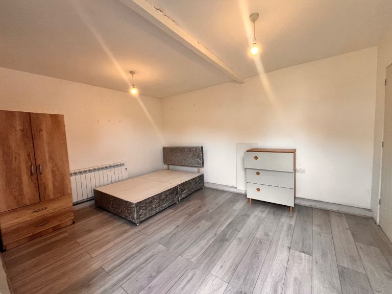 Flat Norbury Hill in Greater London