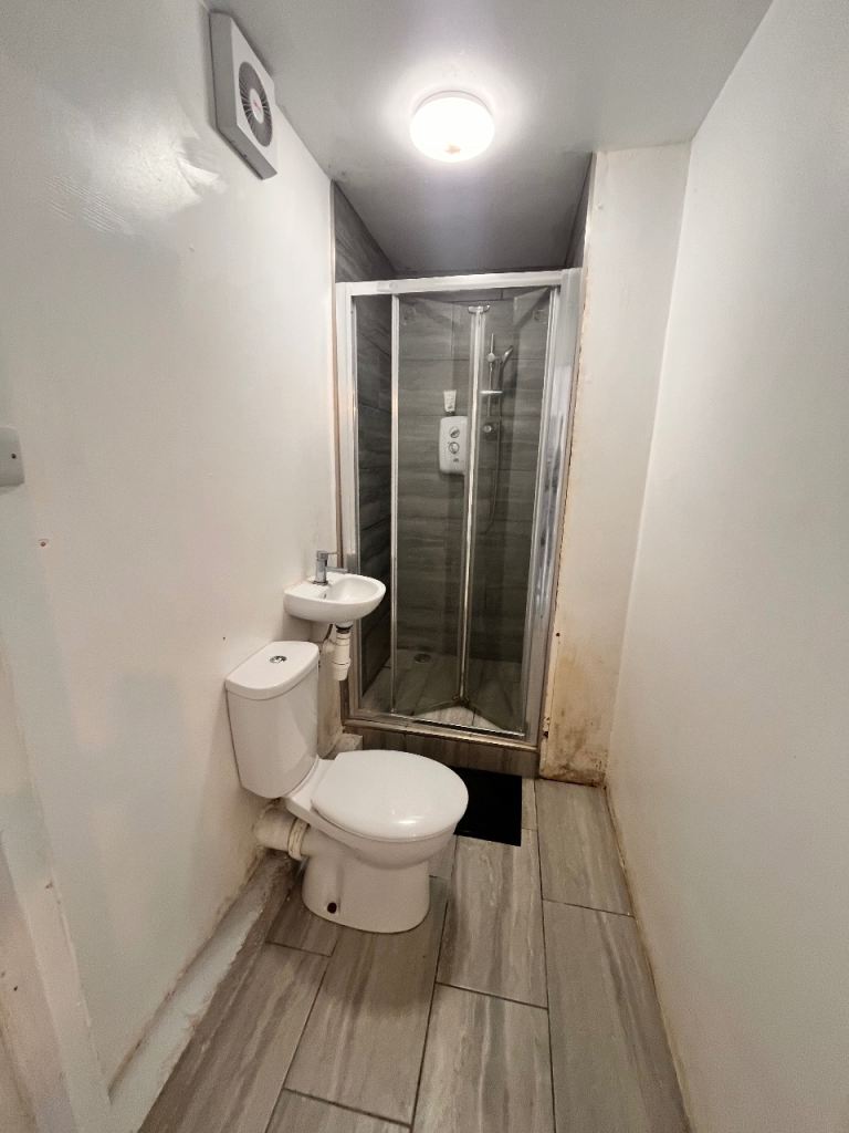 Flat Norbury Hill in Greater London