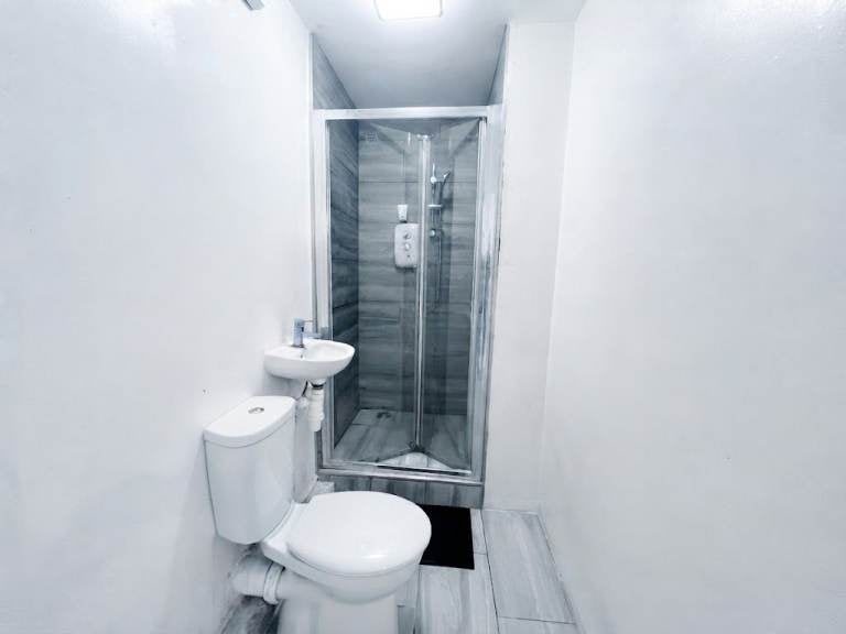 Flat Norbury Hill in Greater London