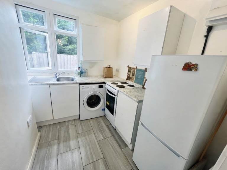Flat Norbury Hill in Greater London