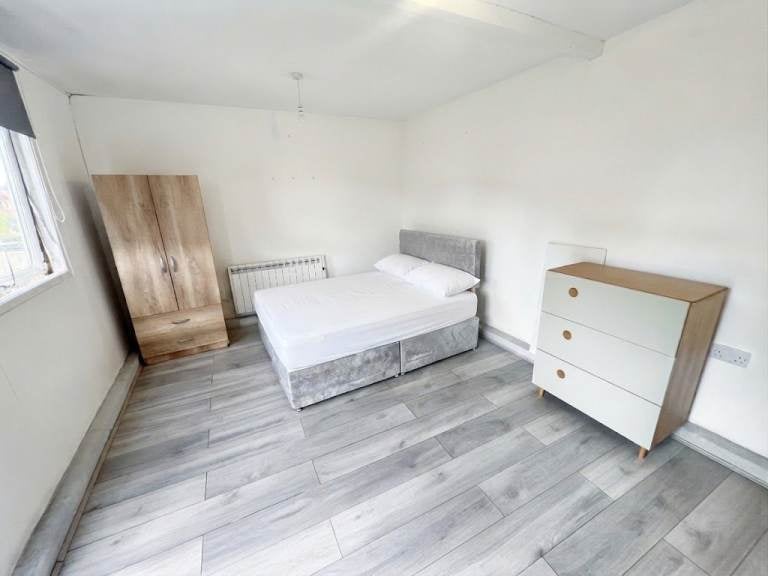 Flat Norbury Hill in Greater London