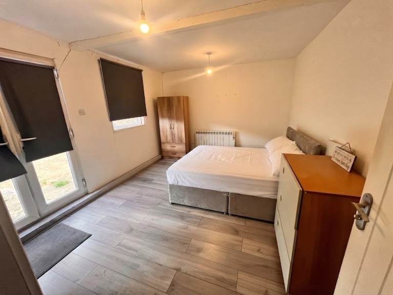 Flat Norbury Hill in Greater London