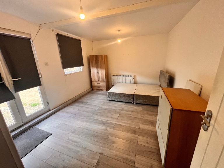Flat Norbury Hill in Greater London