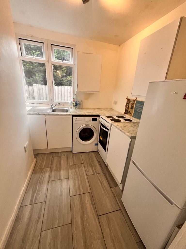 Flat Norbury Hill in Greater London
