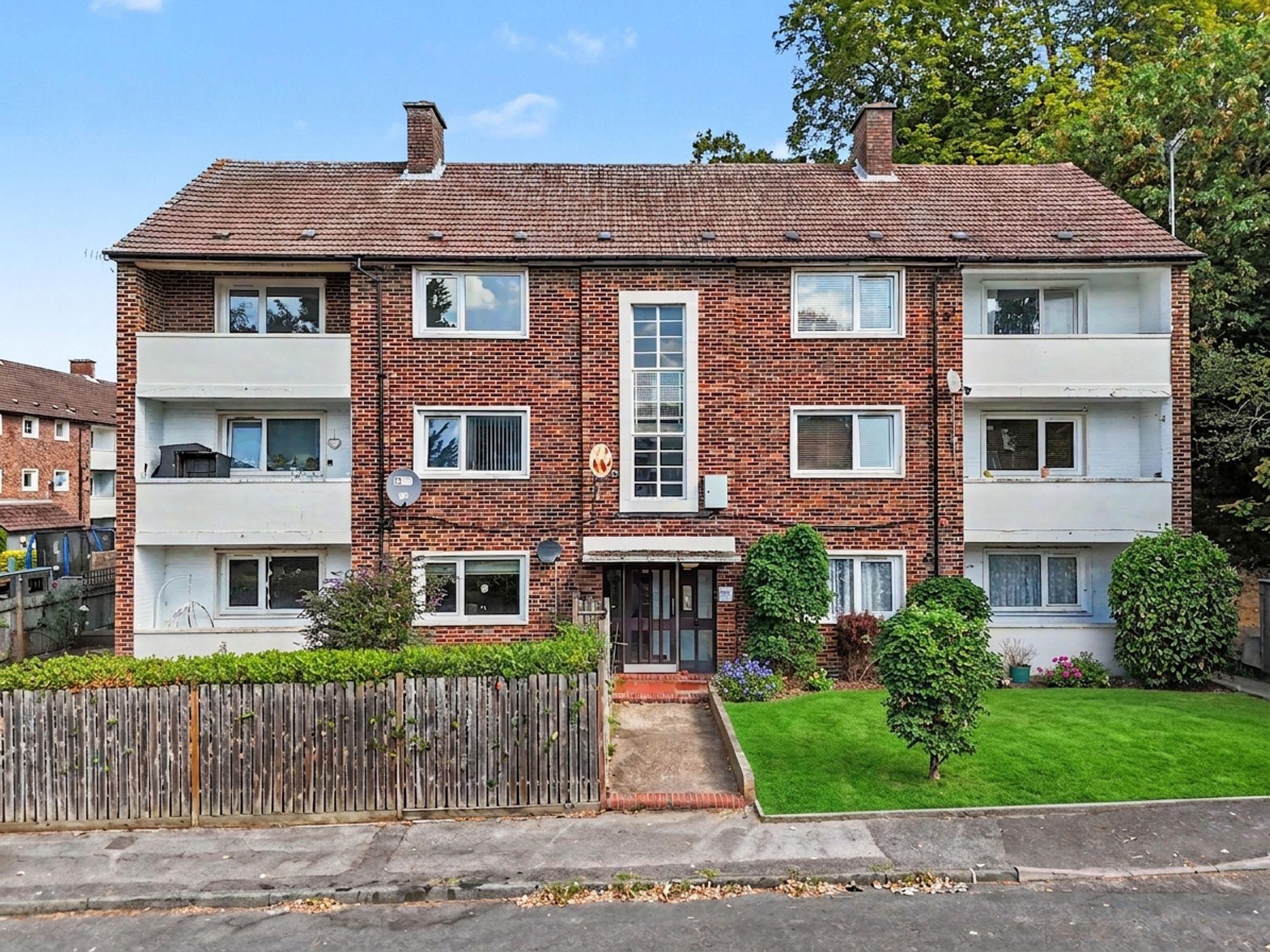 Flat Summers Close in Elmbridge