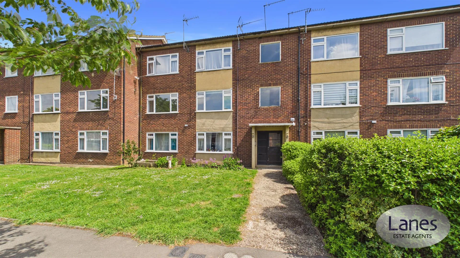 Flat Bellamy Road in Cheshunt