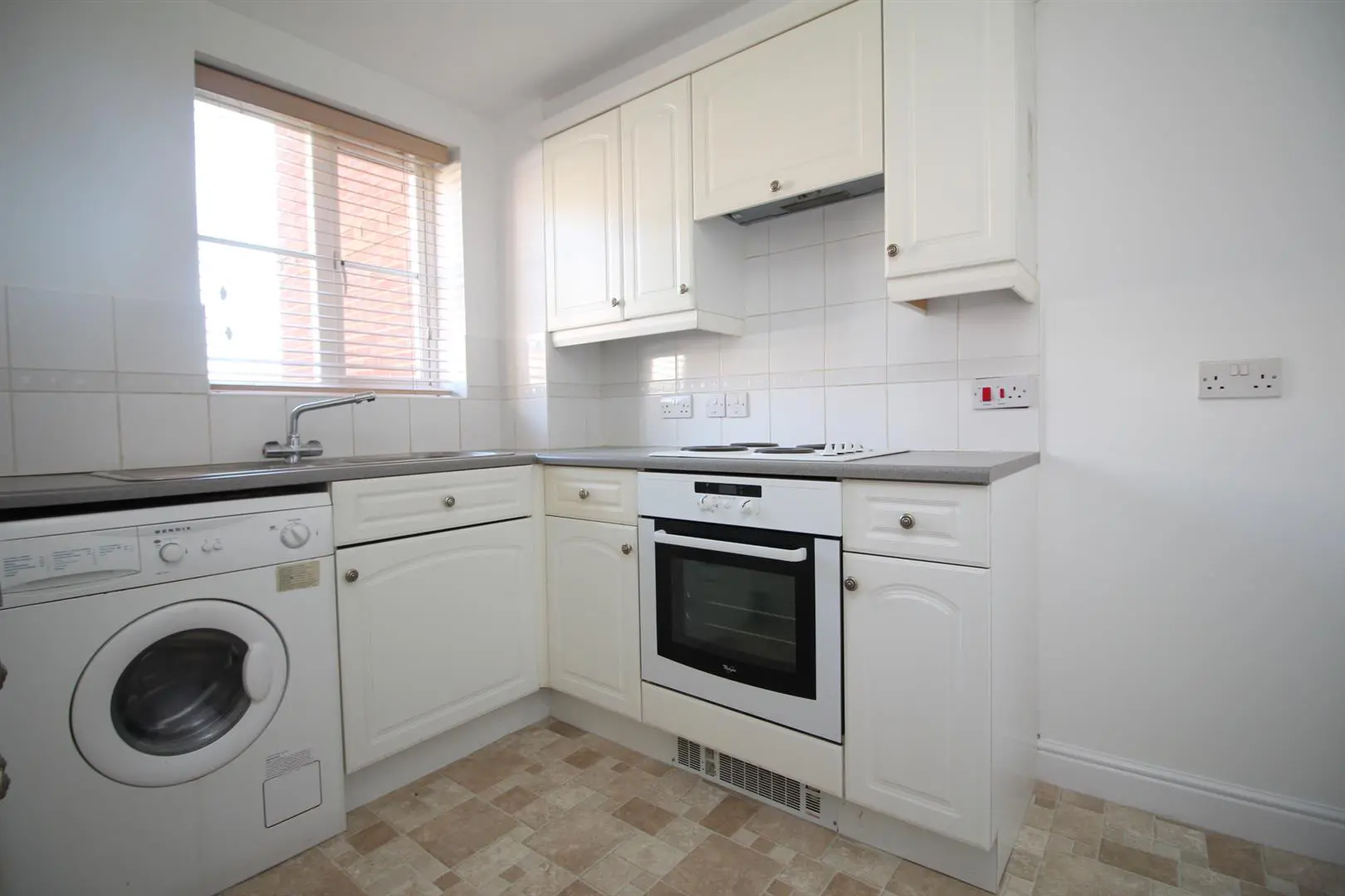 Flat Richard Hillary Close in Ashford
