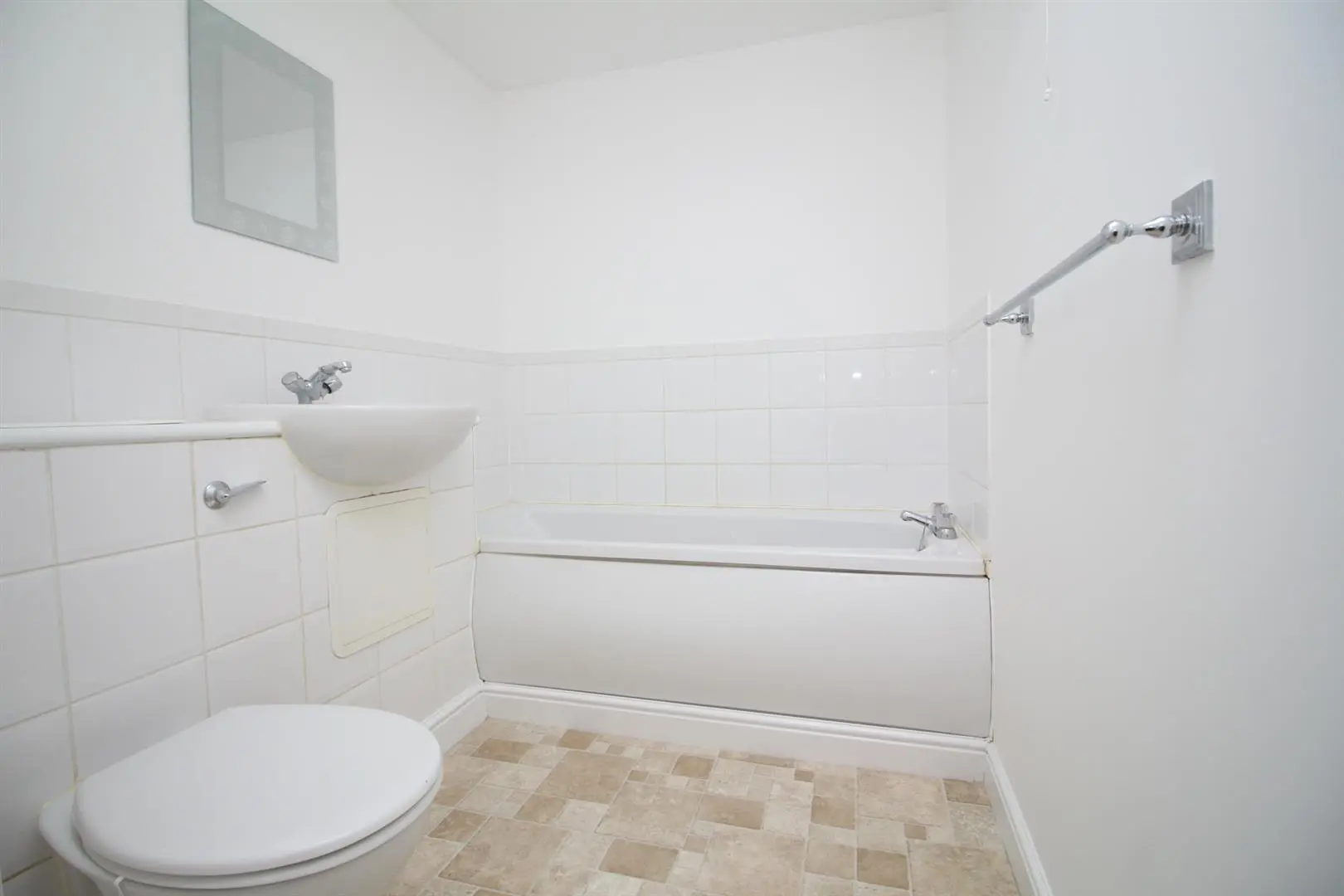 Flat Richard Hillary Close in Ashford