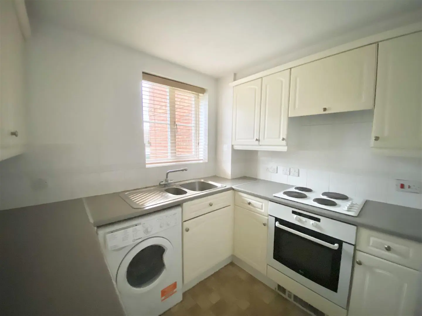 Flat Richard Hillary Close in Ashford