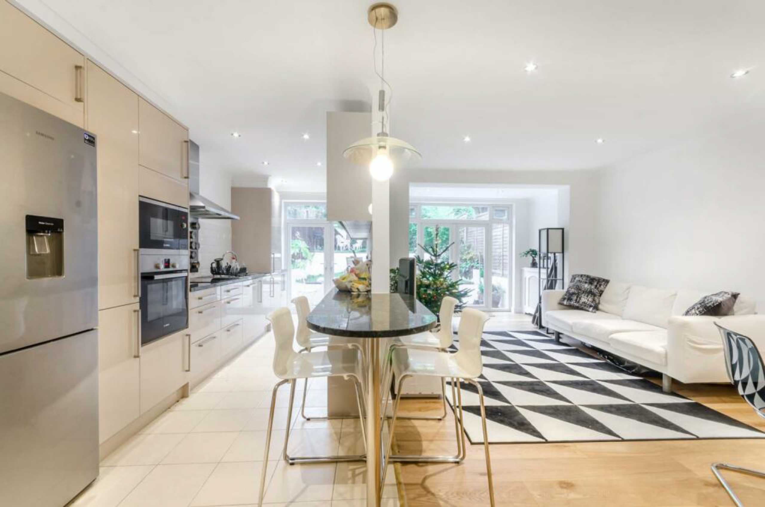 House Savona Close in Greater London