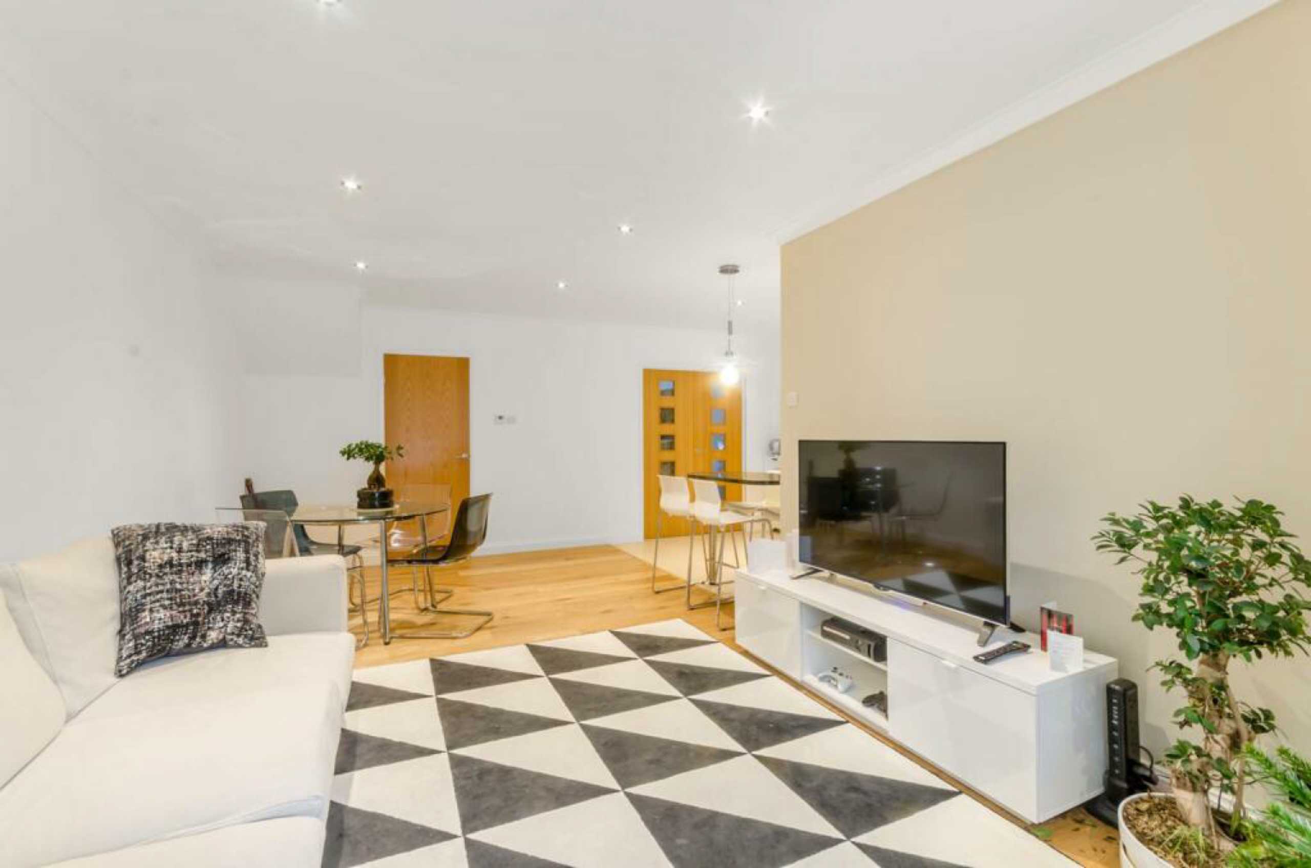 House Savona Close in Greater London