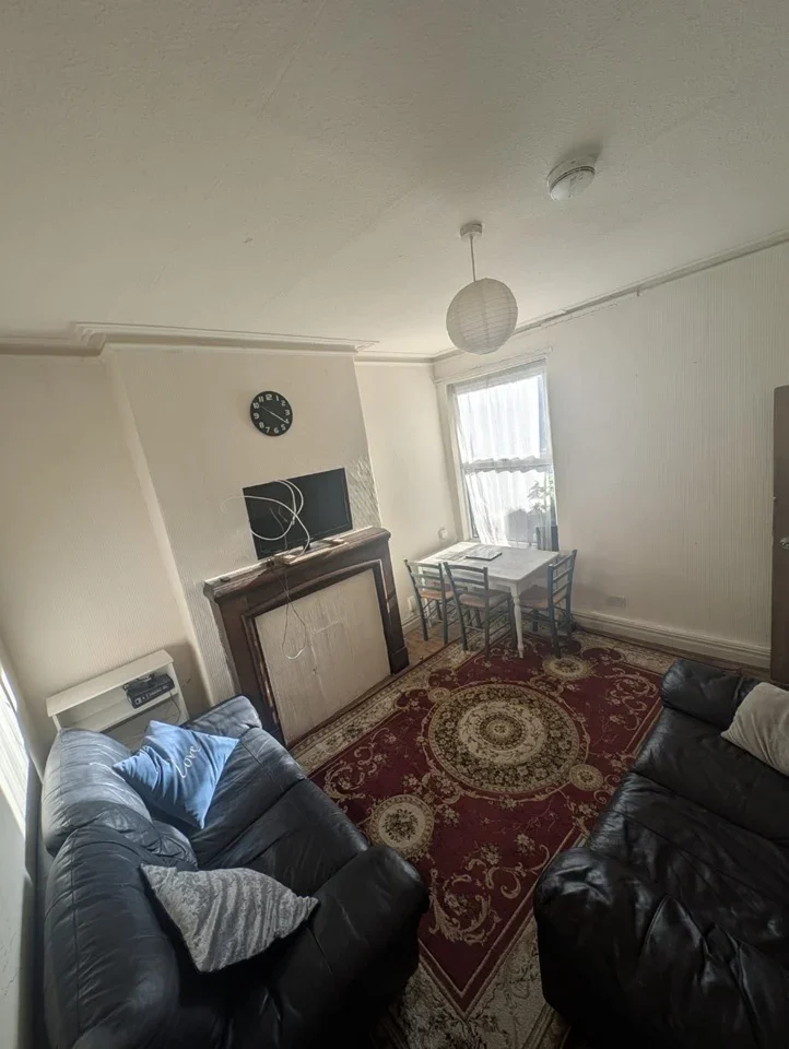 Room Furness Road in Manchester
