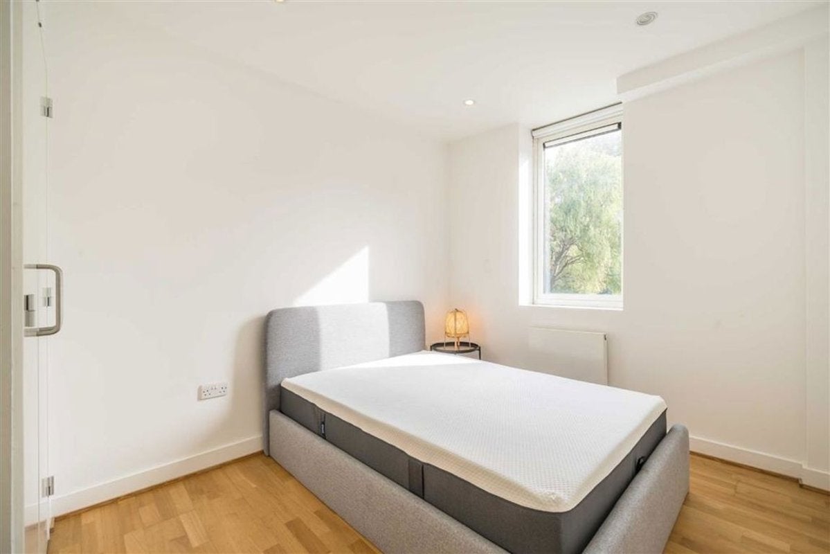 Flat Crondall Street in Greater London