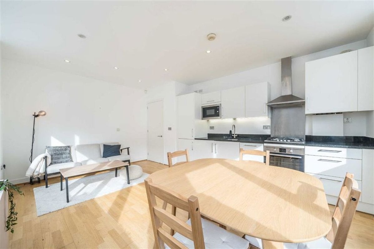Flat Crondall Street in Greater London