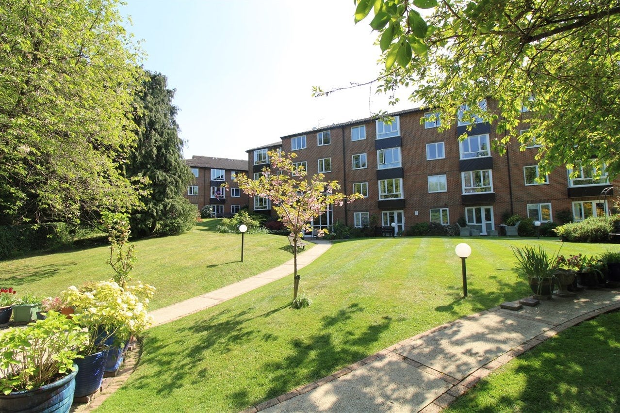 Flat Durham Avenue in Greater London