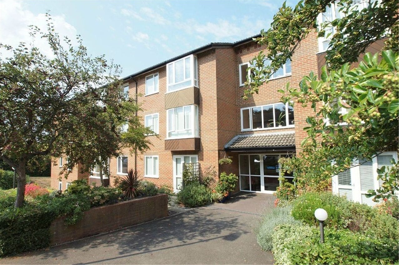 Flat Durham Avenue in Greater London