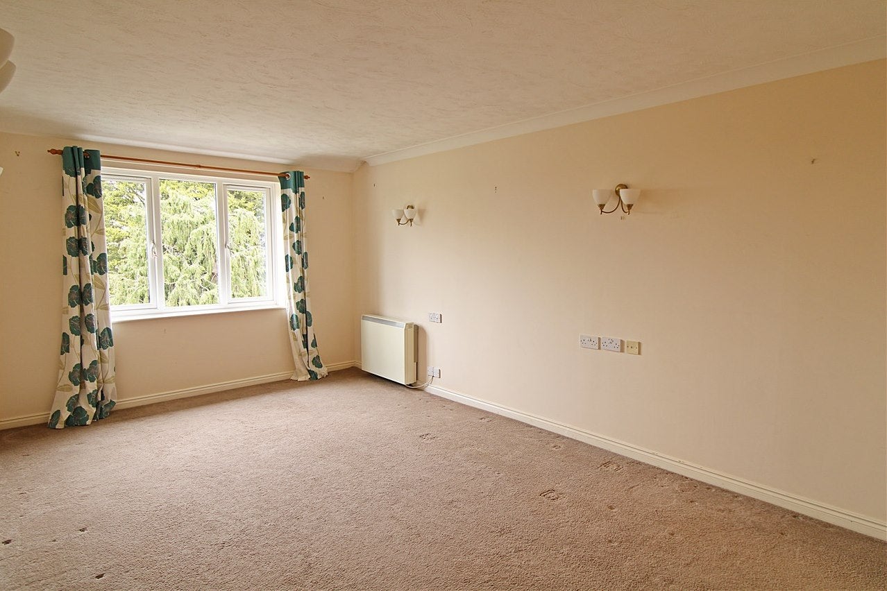 Flat Durham Avenue in Greater London