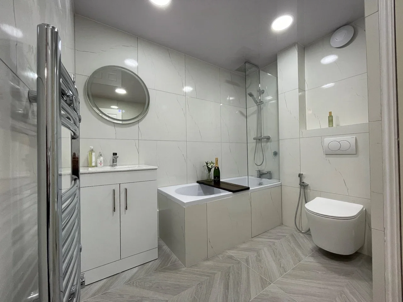 Room Felixstowe Court in Greater London