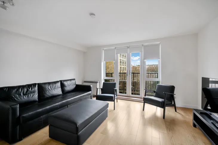 Flat Wharfdale Road in Greater London