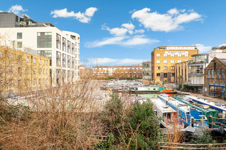 Flat Wharfdale Road in Greater London