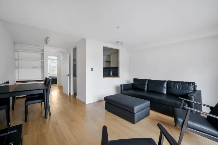 Flat Wharfdale Road in Greater London