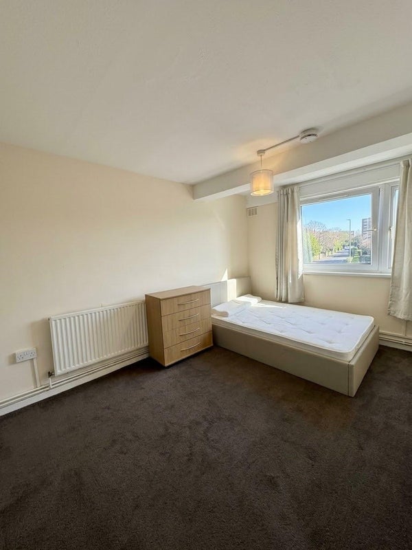 Room Southern Grove in Greater London