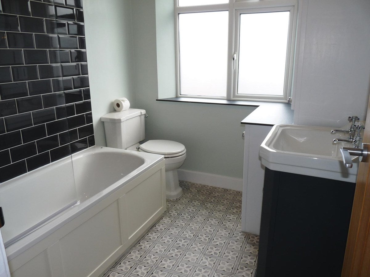Flat Kenton Road in Greater London