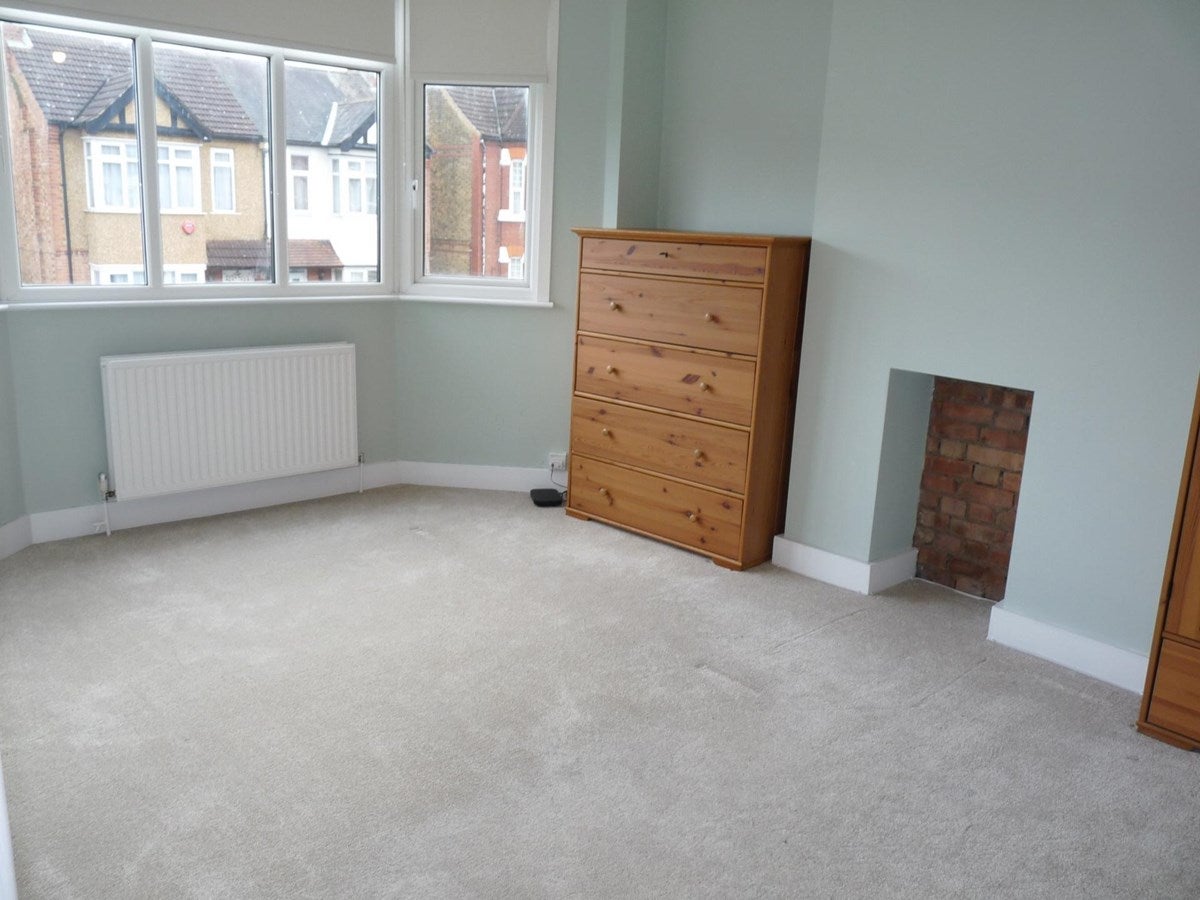 Flat Kenton Road in Greater London