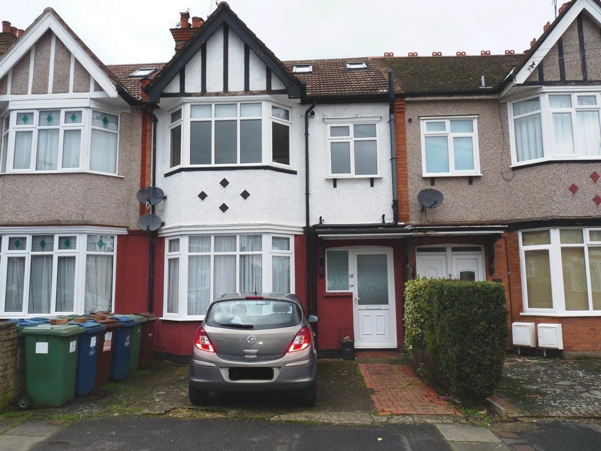 Flat Kenton Road in Greater London