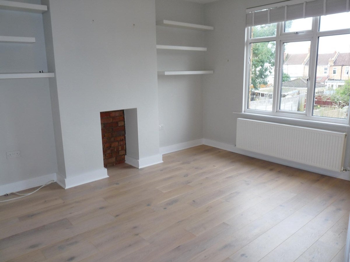 Flat Kenton Road in Greater London
