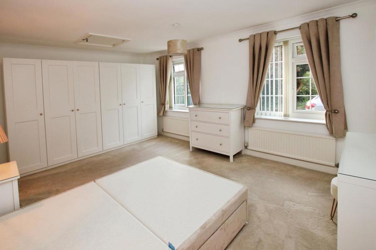 Flat Shortwood Road in Bristol